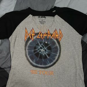 Def Leppard top mid sleeve XL but fits like Large